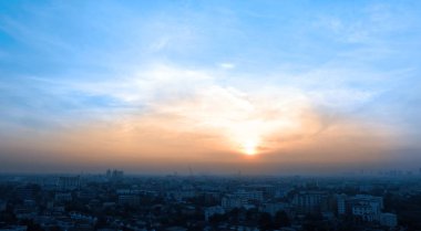 Güneşin doğuşunu gökyüzü ve Bangkok şehir .
