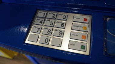 Mavi renk Atm makine ve beyaz düğme tuş takımı.