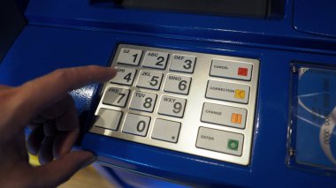 Mavi renk Atm makine ve beyaz düğme tuş takımı.
