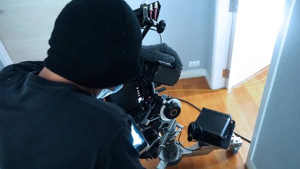 Fotograaf schieten video productie met camera set. — Stockfoto