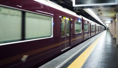 Eski ve pis tren platformu.