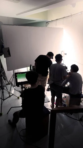 Film posádky týmu natáčejí video komerční. — Stock fotografie