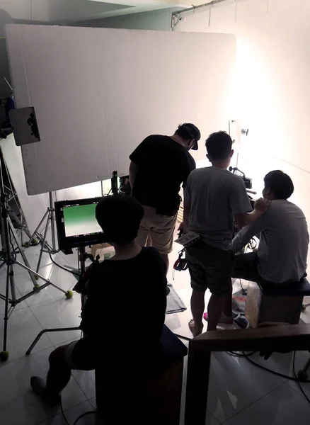 Silhouette équipe de tournage équipe vidéo commercial . — Photo
