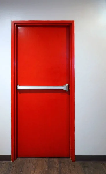Puerta de salida de incendios de emergencia color rojo . —  Fotos de Stock