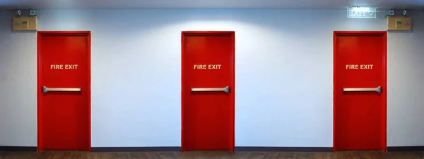 Porte de sortie incendie d'urgence couleur rouge . — Photo