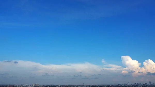 Ciel bleu et nuages blancs. — Photo
