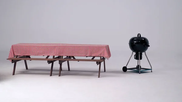 赤いナプキン、Bbq コンロ付きテーブル. — ストック写真