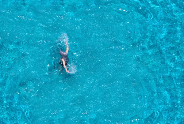 Top angle view of tourist woman swimming. — Stock Photo, Image