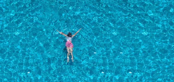 観光客女性水泳のトップ角度表示. — ストック写真