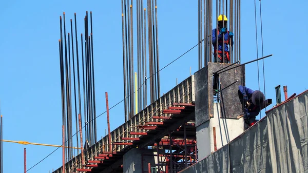 inşaatta çalışan işçi.