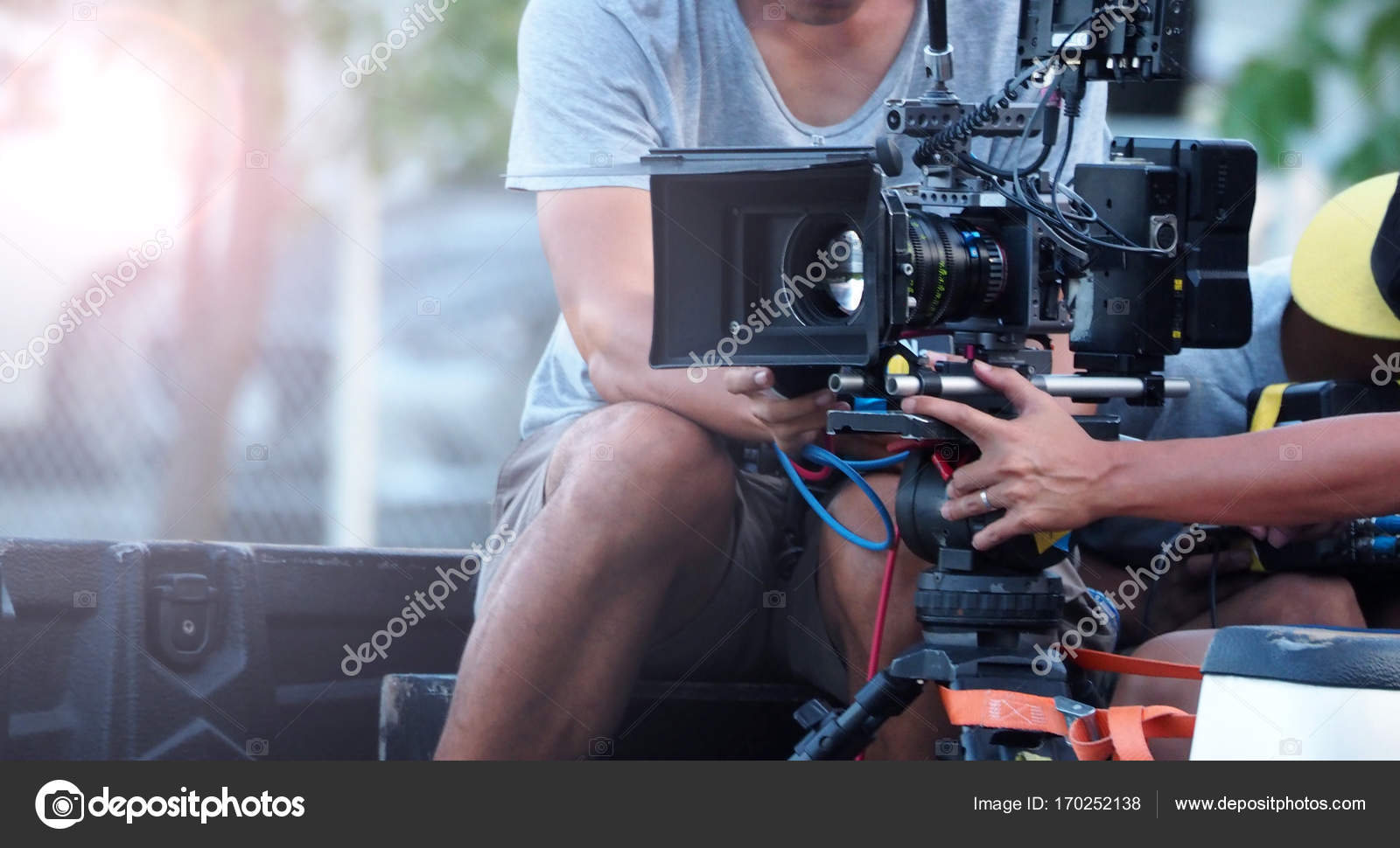 Кинопроизводство. Тренинг и видеосъемка. Обучение оператор видео. Оператор с камерой. Форма видеооператора.