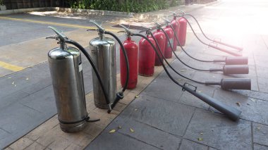Yangın söndürücü tank kırmızı ve gümüş renk
