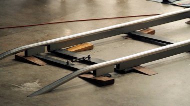 Üretim ekibi takım ayarı dolly izlemek.