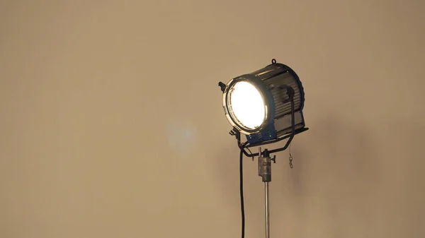 Holofotes LED grandes para gravação de vídeo em estúdio — Fotografia de Stock