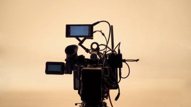 4 k yüksek defination video kamera tripod ile.
