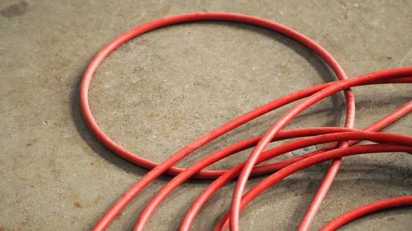 Kırmızı renk elektrik tel kablo.