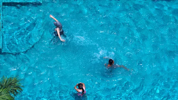 Pessoas nadando na piscina do hotel no dia de verão — Fotografia de Stock