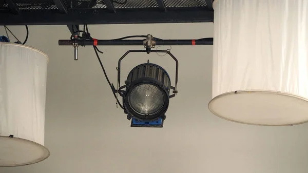 Equipo de luz spot de gran producción en estudio — Foto de Stock