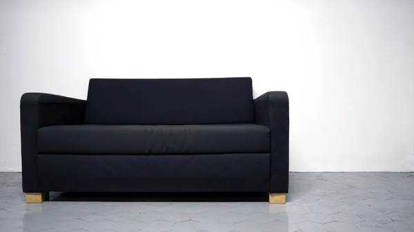 Czarny kolor sofy wykonane z drewna i tkanin — Zdjęcie stockowe