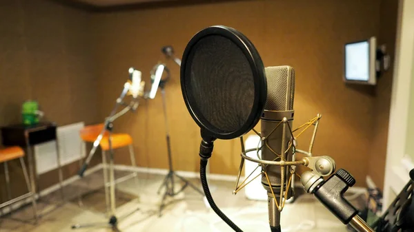 Микрофон с ударной установкой и поп-фильтром — стоковое фото