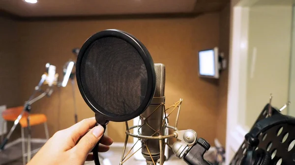Mikrofon med shockmount og pop filter - Stock-foto