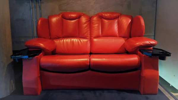 Červená barva kůže kino kino sedadlo židle. — Stock fotografie