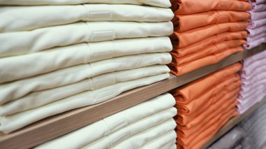 Giysi ya da gömlek depolamak yakın çekim açılı görünüş. 