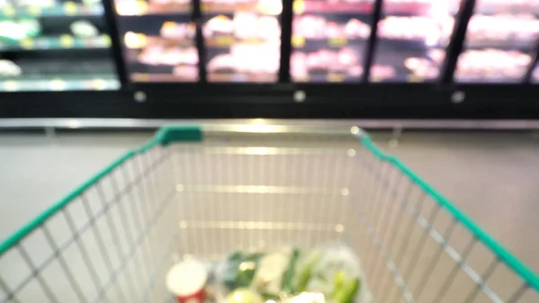 Imágenes borrosas del carrito del supermercado en las grandes tiendas — Foto de Stock