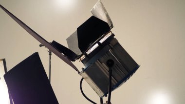 Büyük Led stüdyo spot ve vdo çekim için tripod.