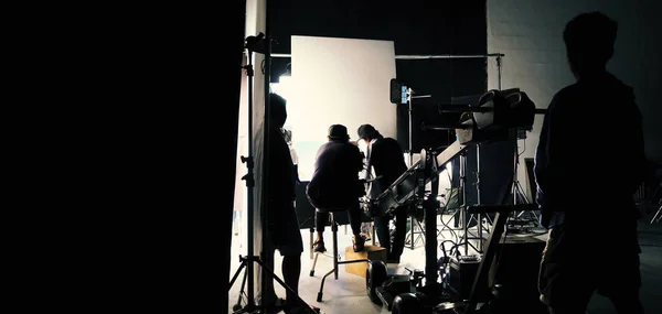 Detrás de las escenas de la producción de vídeo o película en gran estudio y la técnica de pantalla azul o croma clave de rodaje y equipo de filmación con equipos profesionales, tales como grúa dolly que a gran escala para la industria comercial — Foto de Stock
