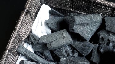 Mutfakta yemek pişirmek için kullanılan gerçek ahşaptan yapılmış siyah kömürün ya da tuvalette, buzdolabında ya da Asya 'da, özellikle de Tayland' daki herhangi bir yerde soğurucu kokusunun en üst görüntüsü..