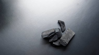 Mutfakta yemek pişirmek için kullanılan gerçek ahşaptan yapılmış siyah kömürün ya da tuvalette, buzdolabında ya da Asya 'da, özellikle de Tayland' daki herhangi bir yerde soğurucu kokusunun en üst görüntüsü..