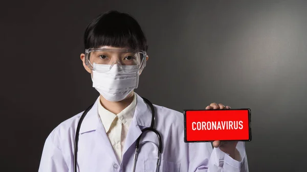 Ázsiai fiatal nő orvos vírus protektor N95 maszk stúdió fekete háttér, amely képviseli a koronavírus járvány a Wuhan kerület Kína és sok ember fertőzött. — Stock Fotó