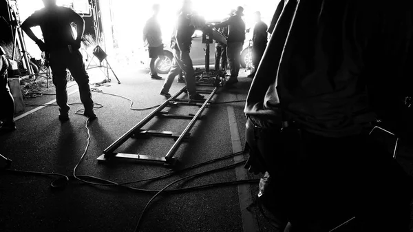 Piste de chariot de caméra de production vidéo à l'emplacement extérieur pour le tournage de film ou de film qui nécessitent un suivi stable lisse et dynamique tout en déplaçant le cadre tourné qui a fait pour le travail professionnel — Photo