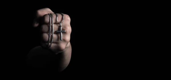 Серебряное Распятие Крест Кулон Ожерелье Теле Кисти Руки Съемки Черный — стоковое фото
