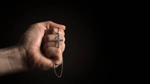 银制十字架 十字架 吊坠以及身体上或手上的项链拍摄的黑色背景 代表着为信仰基督教的人祈祷上帝或耶稣 — 图库照片