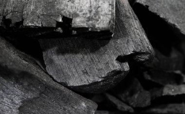 Odanın kokusunu emmek için kullanılan ve mutfakta pişirmek için saf doğal gücü ya da enerji malzemesini temsil eden siyah ahşap kömür. 