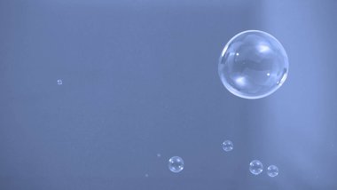 Rüzgâr esintisiyle havada yüzen sabun ya da şampuan kabarcıkları canlandırıcı ve rahatlatıcı ruh halini ve tonunu temsil eder ve stüdyo ışıklandırmasında arka planda net bir çekim yapar..