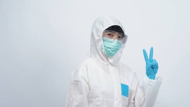 Asyalı doktor kadın PPE kıyafeti ya da Kişisel Koruyucu Ekipman ve tıbbi maske giyer ve Wuhan Çin 'deki virüs salgınını önlemek ve güvenlik için karantinadan bahseder.