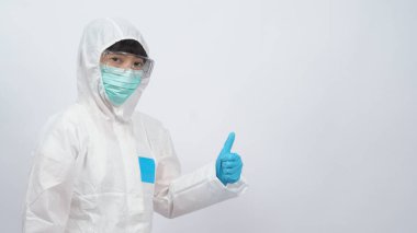 Koronavirüs veya covid-19 gibi kimyasallardan veya virüslerden korunmak için kapüşonlu ve tıbbi maske ve eldiven takan Asyalı kadın doktor, virüs uzmanı ve beyaz arkaplanı temsil ediyor.. 