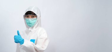 Koronavirüs veya covid-19 gibi kimyasallardan veya virüslerden korunmak için kapüşonlu ve tıbbi maske ve eldiven takan Asyalı kadın doktor, virüs uzmanı ve beyaz arkaplanı temsil ediyor.. 