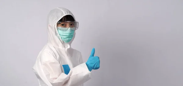 身穿Ppe西服的亚洲女医生 头戴口罩 戴着医用面罩和手套 以抵御化学或病毒的侵害 如头孢病毒 Coronavirus 或眼镜蛇 Covid 代表病毒专家和白人背景 — 图库照片