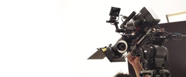 Çekim ekibinin ve stüdyodaki HD video kamera ve ekipmanların arkasında büyük tripod, yumuşak kutu ışığı, monitörler, çevrimiçi film veya film yapmak için lens ya da canlı yayın yapan