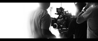 Çekim ekibinin ve stüdyodaki HD video kamera ve ekipmanların arkasında büyük tripod, yumuşak kutu ışığı, monitörler, çevrimiçi film veya film yapmak için lens ya da canlı yayın yapan