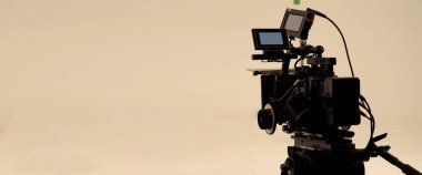 Çekim ekibinin ve stüdyodaki HD video kamera ve ekipmanların arkasında büyük tripod, yumuşak kutu ışığı, monitörler, çevrimiçi film veya film yapmak için lens ya da canlı yayın yapan