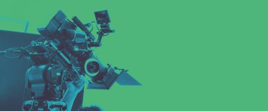 Stüdyoda, tripod, yumuşak kutu ışığı, monitörler, film ya da film yapmak için lens ve canlı yayın yapan kamera ekipmanlarının çekim sahnelerinin renkli görüntüleri
