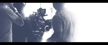 Stüdyoda, tripod, yumuşak kutu ışığı, monitörler, film ya da film yapmak için lens ve canlı yayın yapan kamera ekipmanlarının çekim sahnelerinin renkli görüntüleri