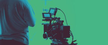 Stüdyoda, tripod, yumuşak kutu ışığı, monitörler, film ya da film yapmak için lens ve canlı yayın yapan kamera ekipmanlarının çekim sahnelerinin renkli görüntüleri