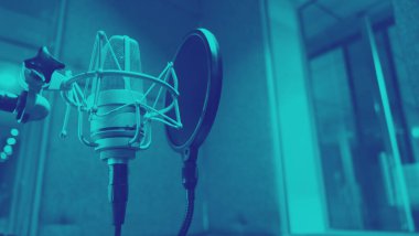 Vokalist, anlatıcı ya da DJ olarak Brodcasting ya da profesyonel yaratıcıya canlı yayın yapan üç ayaklı ses kayıt stüdyosu ve şok montaj ve pop filtresi. 