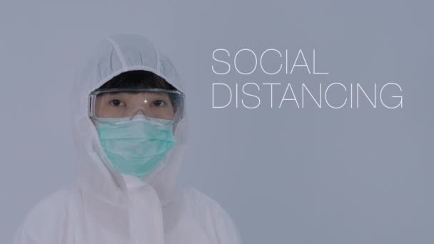 Ppe Kostümlü Asyalı Kadın Doktor Kameranın Önünde Parmaklarını Tıbbî Gözlüklü — Stok video